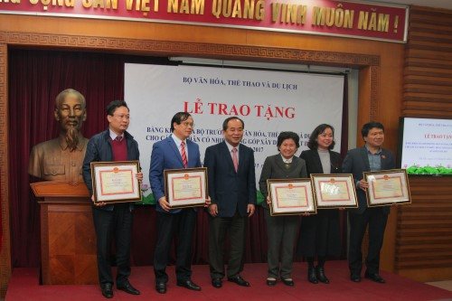  Thừa ủy quyền của Bộ trưởng Bộ VHTTDL Nguyễn Ngọc Thiện, Thứ trưởng Lê Khánh Hải trao Bằng khen cho các cá nhân